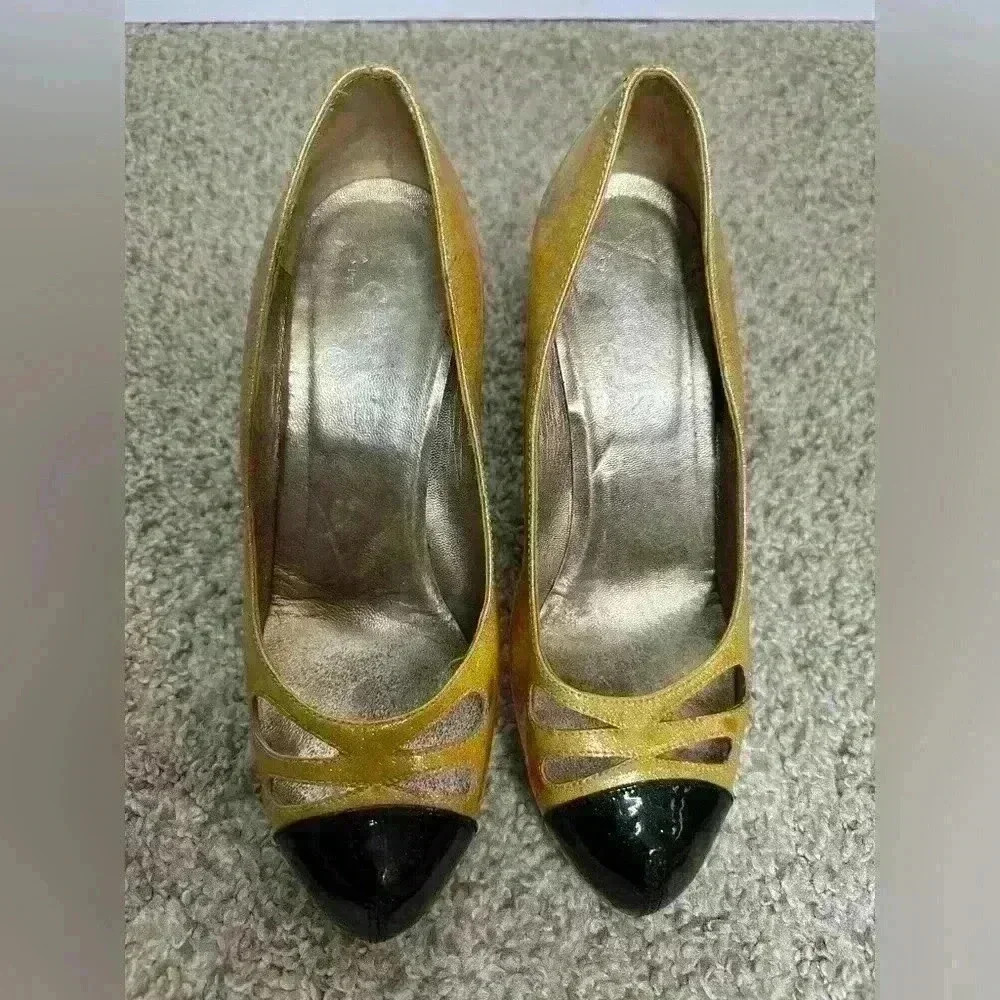 CHANEL Two-Tone Yellow and Black Heels - Picture 6 of 15